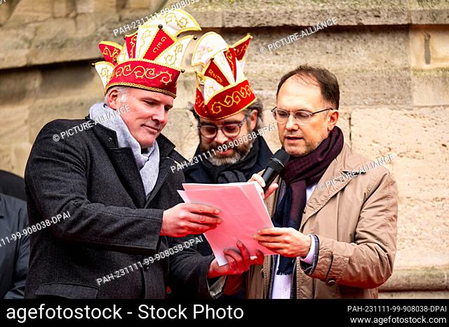 11 November 2023, Thuringia, Erfurt: Andreas Bausewein (SPD, l), Lord Mayor of the City of Erfurt, gives a speech together with Tobias J