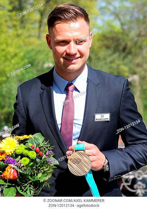 Rennrodler Toni Eggert mit seiner Olympia 2018 BRONZE -Medaille beim Empfang der Teilnehmer an den Olympischen Winterspielen und Paralympics 2018 in Magdeburg
