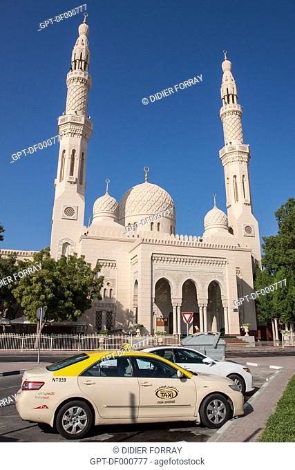 TAXIS WAITING IN FRONT OF THE JUMEIRAH MOSQUE, DUBAI, UNITED ARAB EMIRATES, MIDDLE EAST