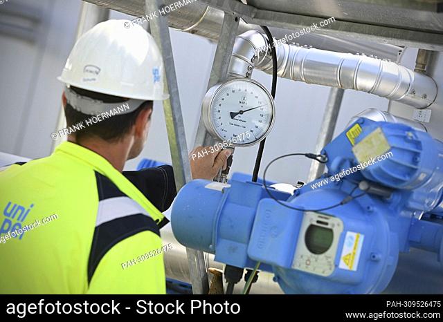 Gas storage tanks fill up faster than expected. ARCHIVE PHOTO; Workers at work at the Bierwang natural gas storage facility in the Muehldorf am Inn district -...