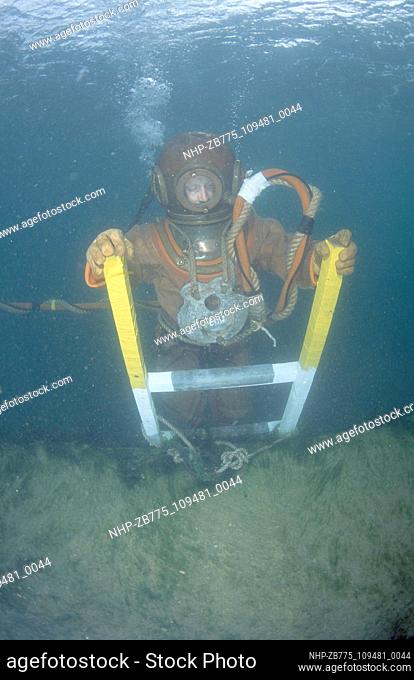 Hardhat diver  Date: 20/11/2003  Ref: ZB775-109481-0044  COMPULSORY CREDIT: Oceans Image/Photoshot