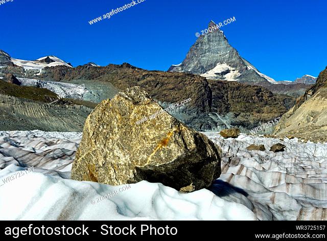 Grosse Felsblöcke werden vom Gornergletscher talwärts transportiert, Matterhorn hinten, Zermatt, Wallis, Schweiz / Big rocks moving downwards on the Gorner...