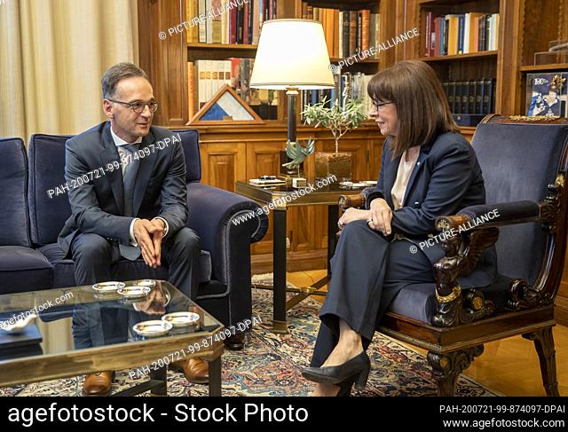 21 July 2020, Greece, Athen: Heiko Maas (l, SPD), Federal Foreign Minister, talks to Katerina Sakellaropoulou, President of Greece