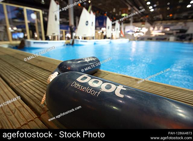 Feature, symbolic photo, marginal motif, a fender lies on a pool of water, in the background sailing boats, Messe Boot 2019 in Duesseldorf from January 18 to 26