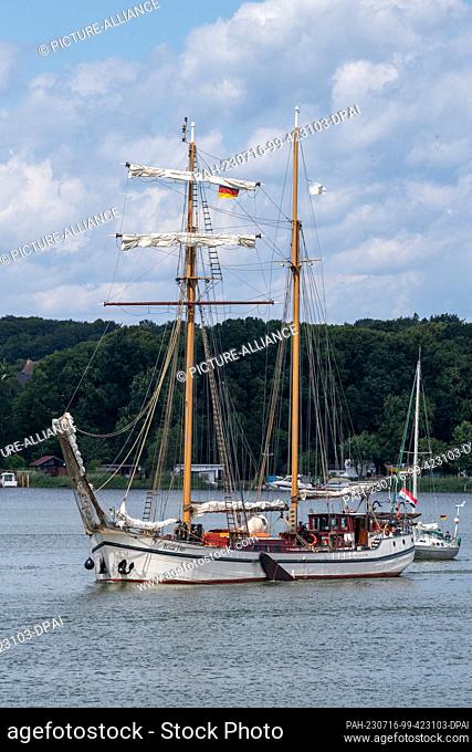 16 July 2023, Mecklenburg-Western Pomerania, Wolgast: The Dutch flatboat ""Weisse Düne"" steers across the Peene river to Wolgast.