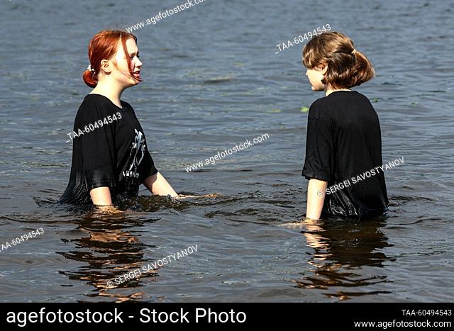 RUSSIA, MOSCOW - JULY 16, 2023: Girls are seen in the Moscow Canal in Severnoye Tushino Park. Sergei Savostyanov/TASS