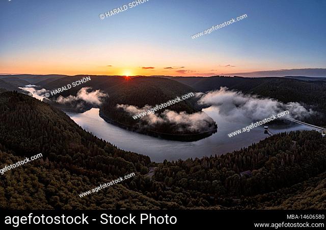 Germany, Thuringia, Schleusegrund, Schönbrunn, Schönbrunn dam, landscape, partly low clouds, forest, mountains, valleys, sunrise, backlight, overview