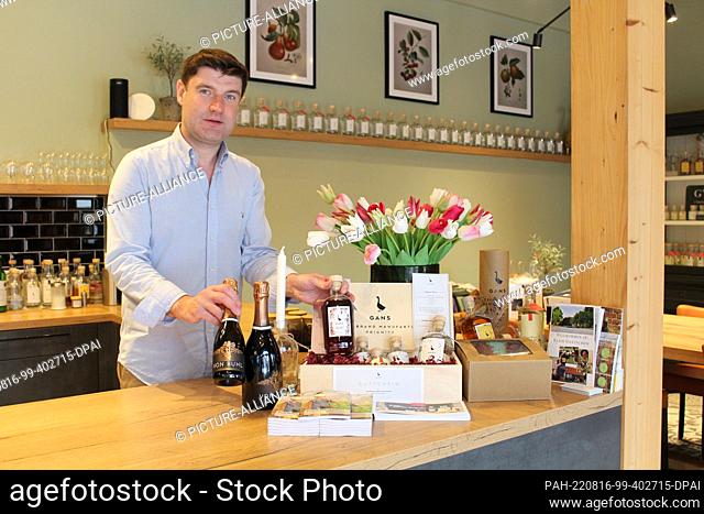 05 August 2022, Brandenburg, Groß Pankow OT Klein Gottschow: Robert Wacker sells his gin in gift boxes, among other things