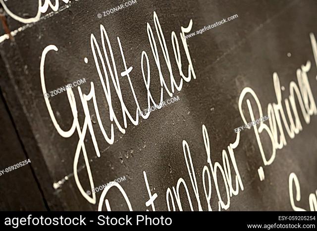 Kreidetafel mit der Aufschrift Grillteller vor einem Restaurant in Leipzig