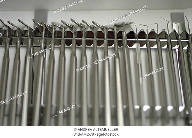 Metallische Mundspiegel in einer Reihe neben Zahnsonden - Instrumentarium Zahnarztpraxis , Metallic Stomatoscopes in a Row next to Tooth-Probes - Instrumentary...