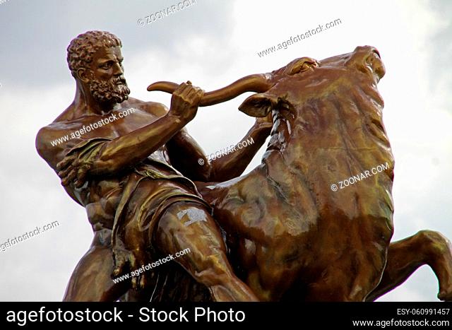 Skulptur Herakles mit Stier am Schloss Schwerin