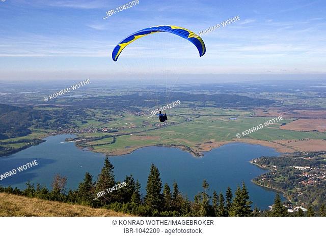 Paraglider, view from Jochberg over the Kochelsee lake, Alps, Upper Bavaria, Bavaria, Germany, Europe