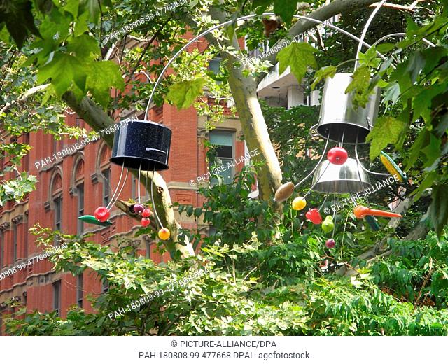 07 August 2018, USA, New York: Trees made of frying pans, cooking pots and drip strainers by the US artist Bill Wurtz, who usually only appears as B