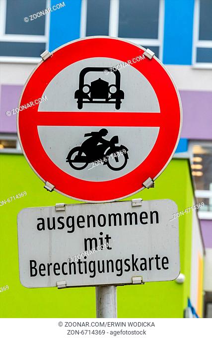 Verbotschild für Auto und Motorrad, Symbol für Verkehrspolitik, Lärmschutz, Bürokratie
