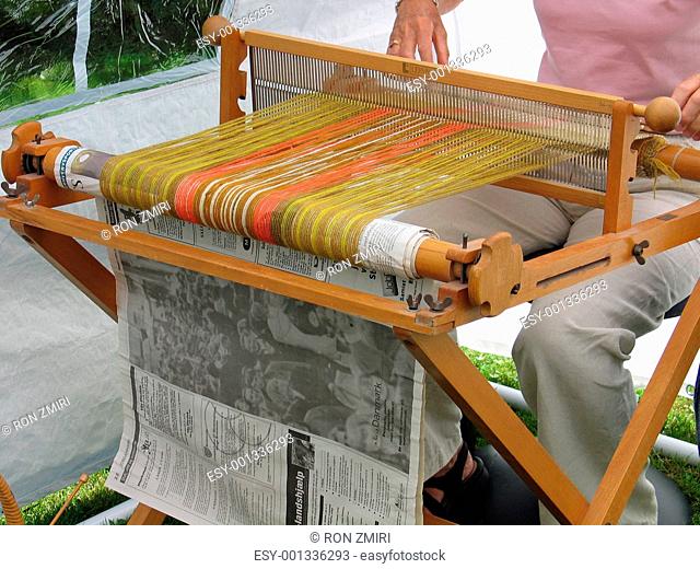 Weaving lamb wool with a traditional loom