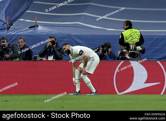Madrid Spain; 03.15.2023.- Real Madrid player Karim Benzema scores the only goal of the match, but leaves injured in his right leg. Real Madrid vs