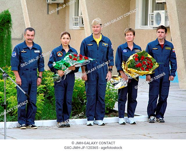 Expedition 14 prime and backup crewmembers participate in the traditional flag-raising ceremony at the Cosmonaut Hotel in Baikonur, Kazakhstan on Sept