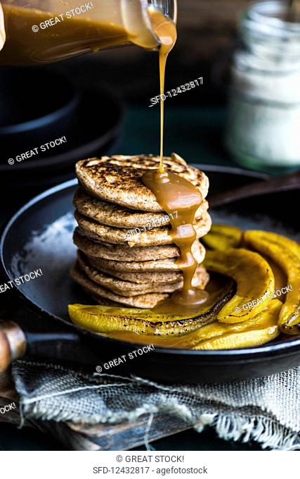 Spelt pancakes with bananas and vegan caramel sauce (vegan)