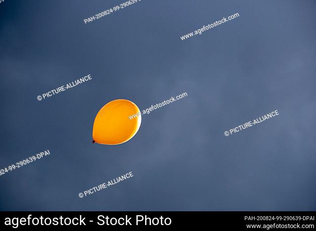 12 July 2020, Saxony-Anhalt, Tanne: A helium-filled balloon rises into the sky. It shows a balloonist the wind direction at different heights
