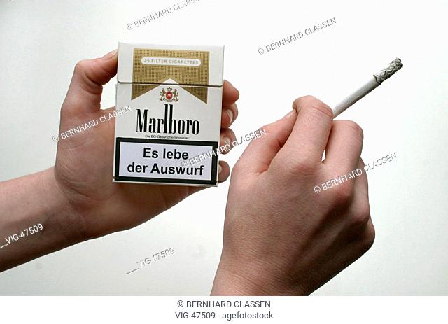 Cigarette packet with the slogan - Es lebe der Auswurf -. Smokers start creating their own slogans on cigarette packets since the EU forces the cigarette...