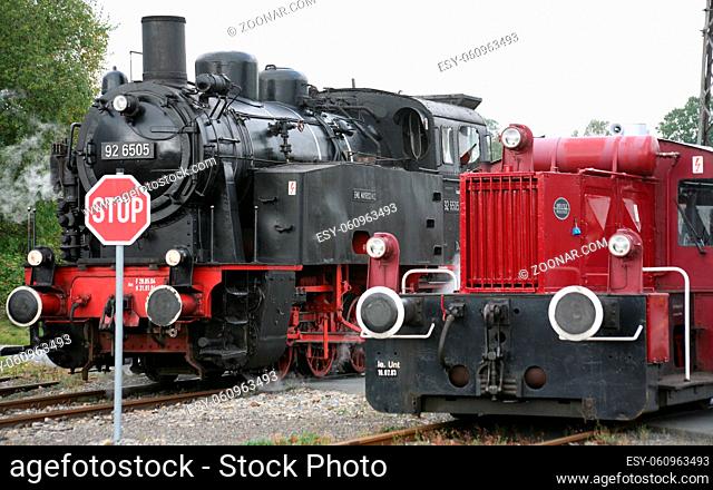 Dampflokomotive und Diesellok (rot, im Vordergrund)