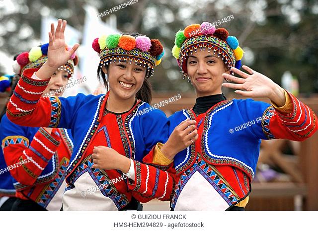 Taiwan, Chiayi District, Alishan National Scenic Area, Alishan, young girls in traditional costume