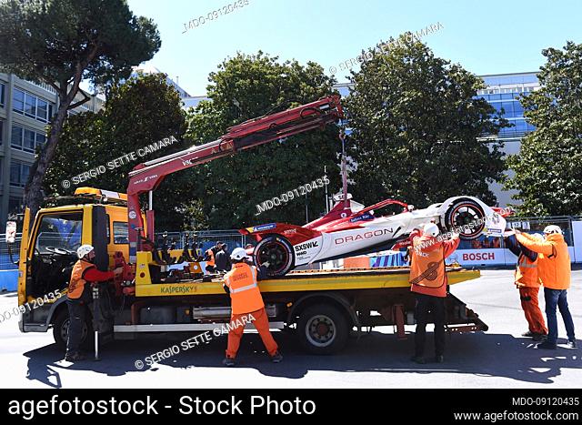 The tow truck takes away the car of Sergio Sette Camara (bra) Dragon Penske Racing during ABB FIA Formula E World Championship 5th round