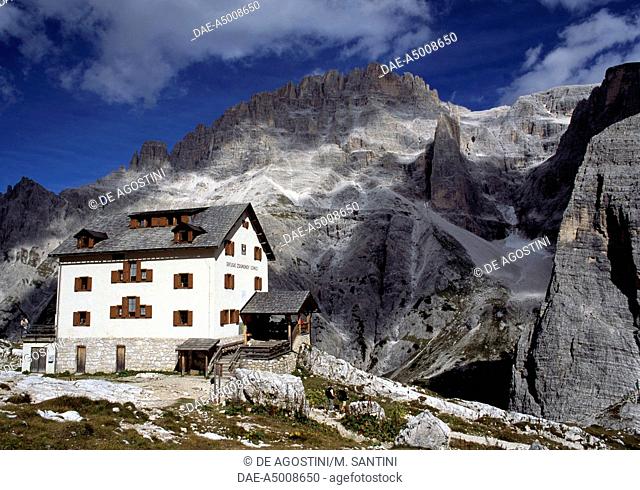 The Zsigmondy-Comici mountain hut (2224 m), Upper Fischleintal valley, Dolomiti di Sesto nature park (UNESCO World Heritage List, 2009), Trentino-Alto Adige