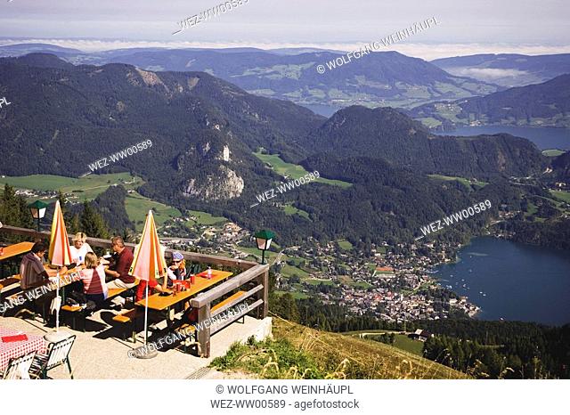Austria, St Gilgen, Lake Wolfgangsee, Zwölferhorn, Tourists in beer garden