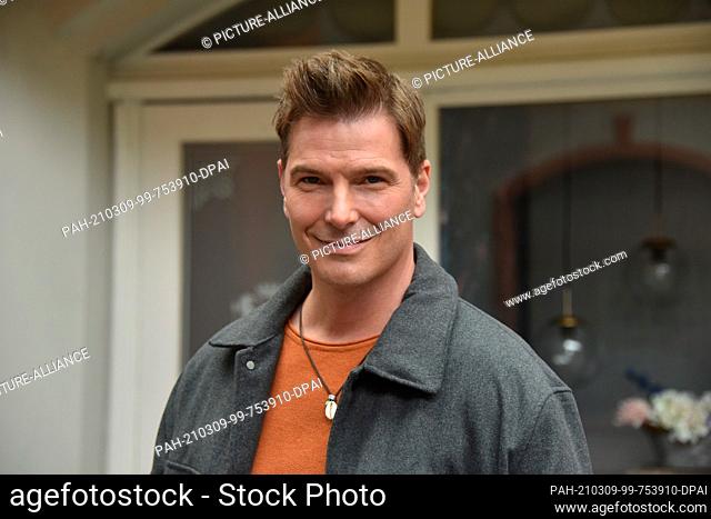 09 March 2021, North Rhine-Westphalia, Cologne: Actor and musical star Jan Ammann (in the role of Chris Weigel ) poses in the setting of the RTL series ""Unter...