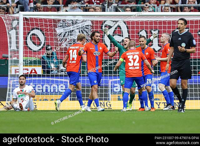 07 October 2023, Bavaria, Augsburg: Soccer: Bundesliga, FC Augsburg - Darmstadt 98, Matchday 7, WWK Arena. FC Augsburg's Dion Drena Beljo (l-r) is disappointed