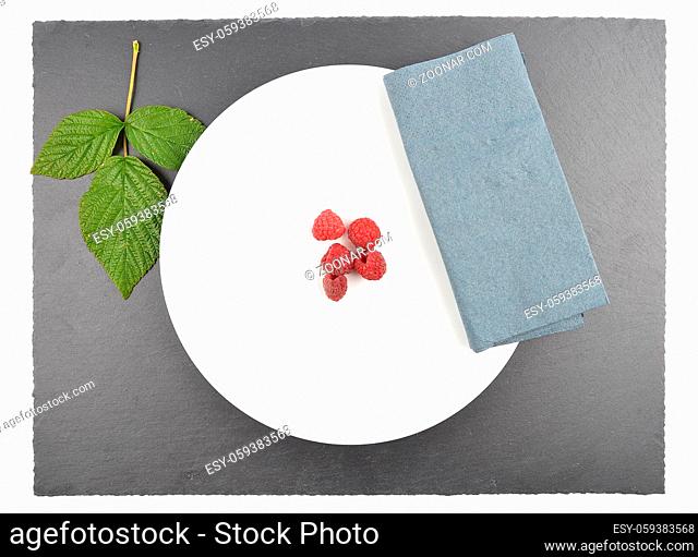 Himbeeren auf Teller und Schiefer - Red raspberries on plate and shale