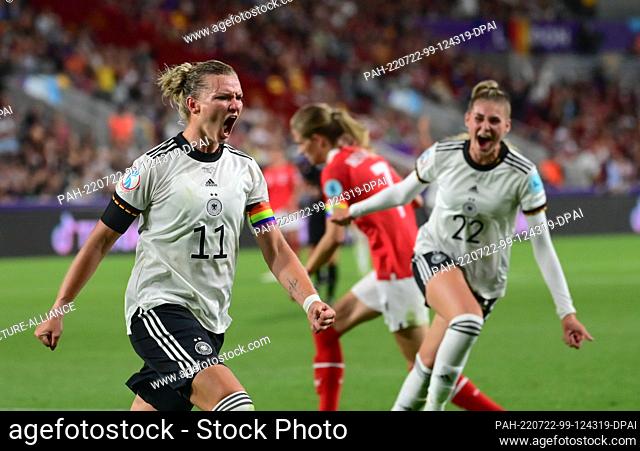 21 July 2022, Great Britain, Brentford: Soccer, Women: European Championship, Germany - Austria, final round, quarterfinal, Brentford Community Stadium
