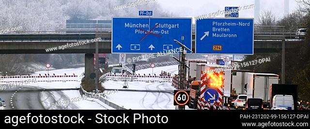 02 December 2023, Baden-Württemberg, Pforzheim: A tailback is forming at the Pforzheim Nord exit of the closed A8 freeway