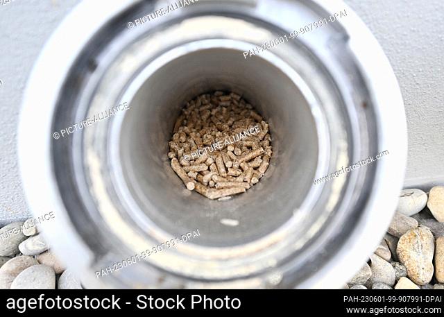 25 May 2023, Bavaria, Augsburg: The filling of a pellet heating system on the exterior wall of an apartment building - - taken during a field trip along the...