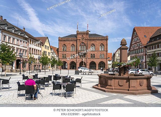 Marktplatz und das neogotische Rathaus in Tauberbischofsheim, Main-Tauber-Kreis, Baden-Württemberg, Deutschland | market square with the neo gothic Town hall in...