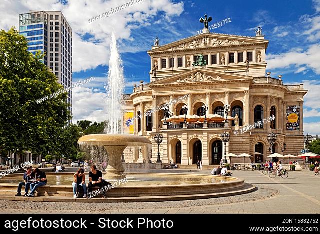 Opernplatz mit Opernturm, Alte Schalenbrunnen, Kuenstler Richard Lucae, und Alte Oper, Frankfurt am Main, Hessen, Deutschland, Europa