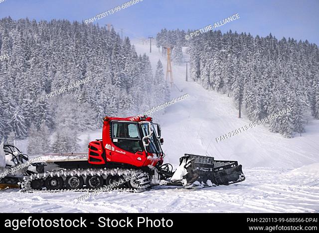 12 January 2022, Saxony, Oberwiesenthal: A snowcat stands on the slope on the Fichtelberg. On Saturday (15.01.) this year's ski season will be officially...