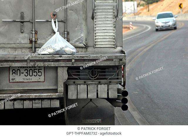 TRUCK IN THE LEFT LANE OBEYING THE THAI HIGHWAY CODE HEADING TOWARDS A CAR, BANG SAPHAN, THAILAND, ASIA