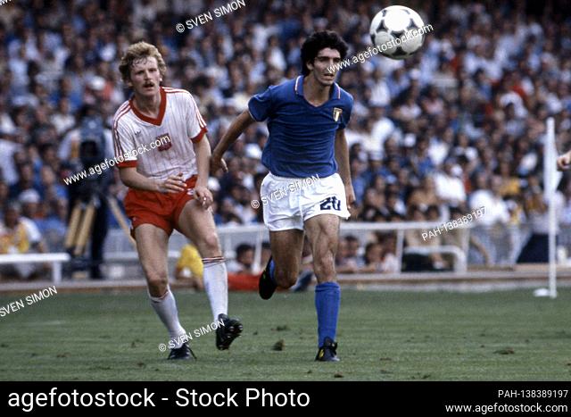 Paolo ROSSI, Italy, national soccer player, action, duels versus Zbigniew BONIEK, Poland, in the game Italy - Poland 0.0, 14.06