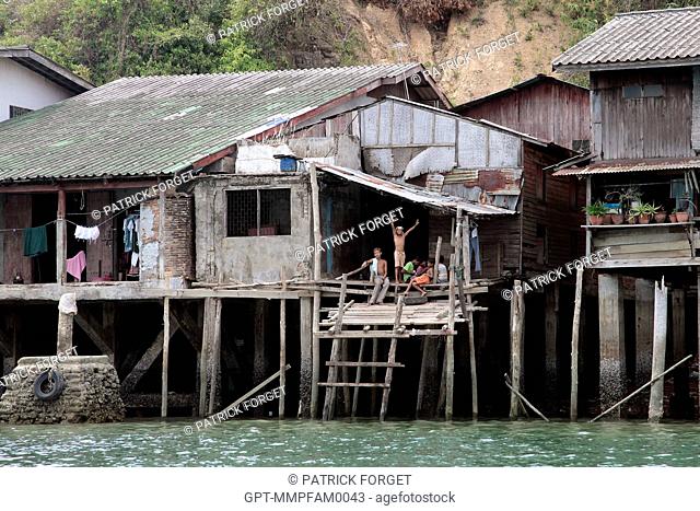 SHANTY TOWNS BY THE WATERSIDE, KAWTHAUNG, THE CITY ONCE CALLED VICTORIA POINT UNDER BRITISH DOMINATION 1824-1948, SOUTHERN BURMA, ASIA