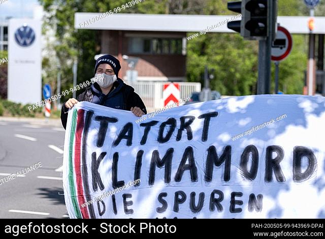 05 May 2020, Lower Saxony, Wolfsburg: Activists of the climate movement Fridays for Future are protesting on the occasion of the car summit in Berlin with a...