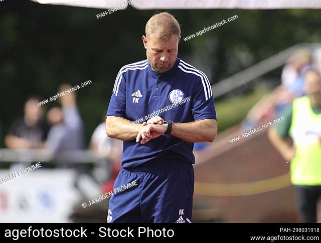 firo: 02.07.2022 football, soccer: 1.Bundesliga: test match FC Schalke 04 - BW Lohne Schalke, coach, Frank Kramer looks at his watch