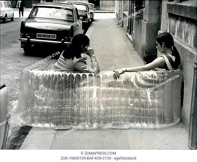 1962 - The latest: A Sofa Of Air With A Transport Inflatable Cover Of Plastic: The young and very successful designer Quasar of Paris has lounged his lounger...