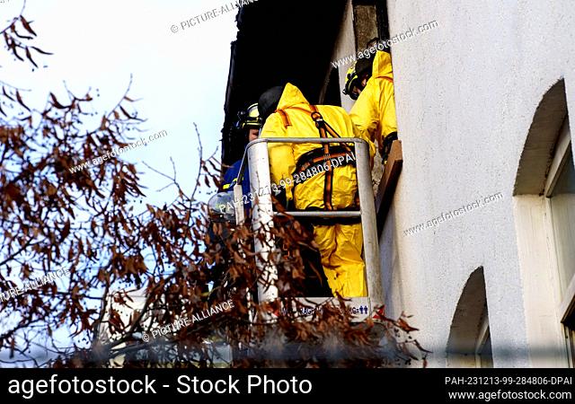 PRODUCTION - 13 December 2023, Hesse, Offenbach: THW emergency services prepare to recover a body. A three-storey residential building went up in flames last...
