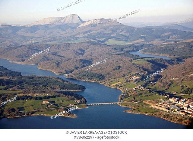 Urrunaga reservoir, Legutiano, Parque Natural de Urkiola in background, Sierra de Arangio, Alava, Basque Country, Spain