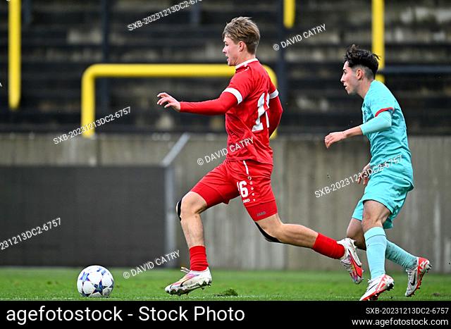 Semm Renders (16) of Antwerp fighting for the ball with Dani Rodriguez (7) of Barcelona during the Uefa Youth League matchday 6 game in group H in the 2023-2024...
