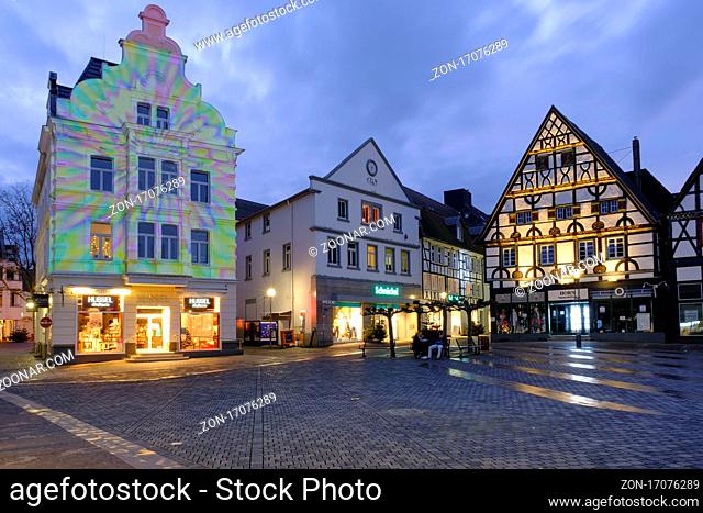 Husselhaus mit Lichtinstallation am Markt, Unna, Nordrhein-Westfalen, Deutschland, Europa