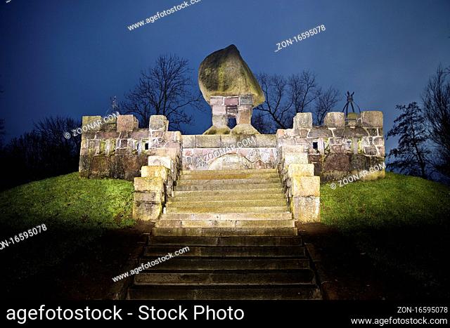Dusendduewlswarf, Tausendteufelswarft mit Denkmal als Erinnerung an die Schlacht von Hemmingstedt, Schleswig-Holstein, Deutschland, Europa
