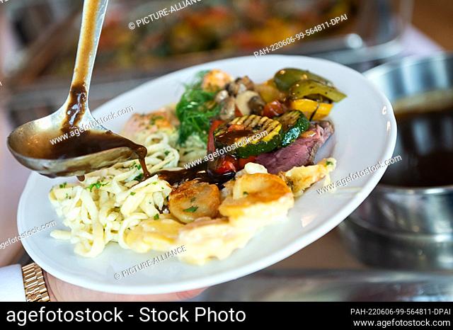 04 June 2022, Baden-Wuerttemberg, Rottweil: The main course of a wedding dinner at a wedding reception in the banquet hall. Photo: Silas Stein/